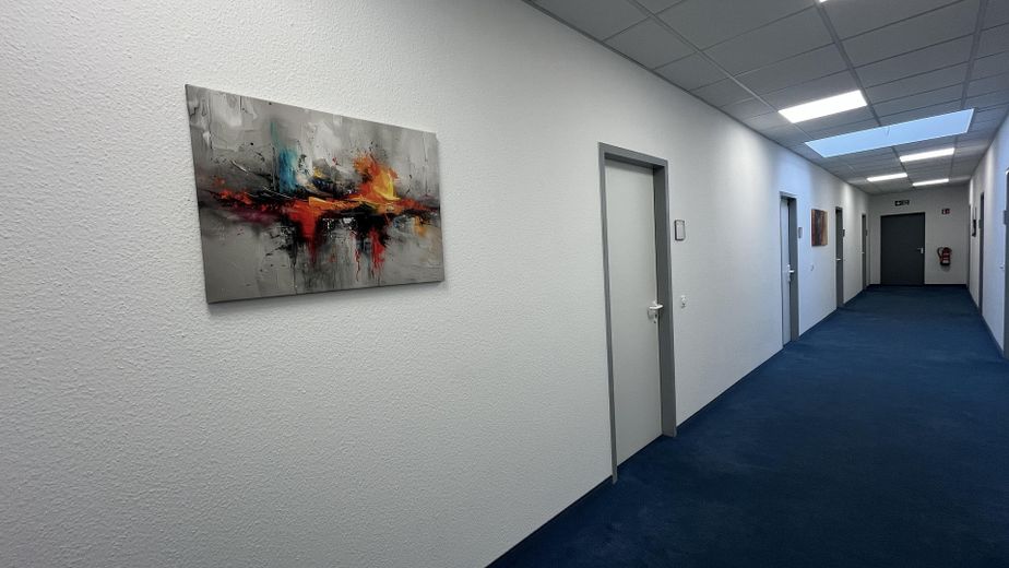 Attraktive Einzelbüros "all inclusive" in zentraler Lage von Spandau – Flur linke Seite