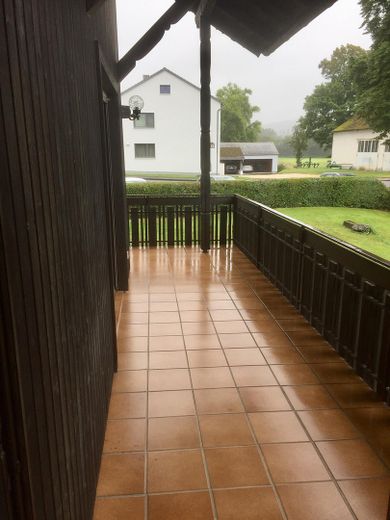 Günstige 4,5-Zimmer-Wohnung mit Balkon, Garten und Wärmepumpe in Obereichstätt zu vermieten – Balkon Süd
