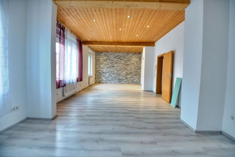 Bezugfsfreie 6 ZKBB mit XL-Panoramaterrasse &amp; Gemeinschaftsgarten | Gepflegtes 2FH mit Garage – Wohnzimmer_Bild2