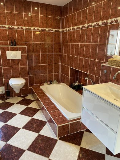 Einfamilienhaus mit großem, gepflegtem Grundstück – provisionsfrei von privat – Badezimmer
