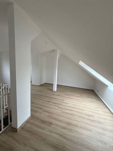 DG Maisonette 3-Zimmer mit EBK, Laminat und Wannenbad in guter Lage – Musterfoto Nachbarwohnung