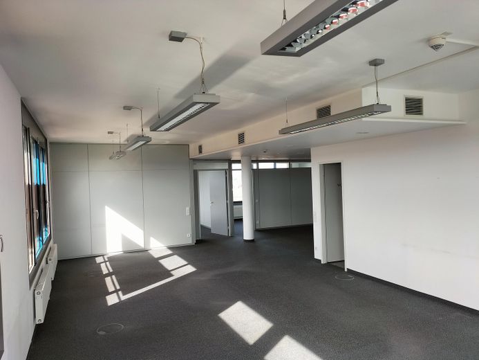 Emplacement idéal pour votre entreprise : local commercial au cœur de Böblingen – Photo 4