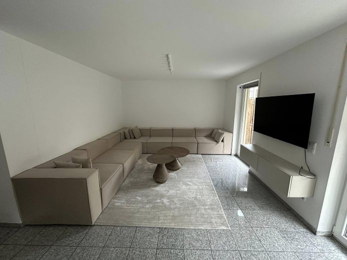 Raumwunder in Bestlage -Stillvolle DHH mit 7 Zimmern & TOP Energieeffizienz A+ – Wohnzimmer