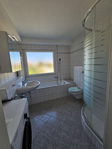 Großzügige Maisonette im Architektenhaus mit Kamin, Balkon & Albblick – ideal für 1–2 Personen – Tageslichtbad  (1. OG)