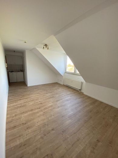 Renoviertes Dachgeschoss Apartment in Düsseldorf-Hassels – Wohn-/Schlafbereich