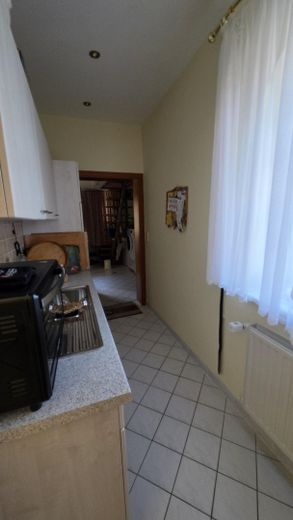 Provisionsfreies, schönes Haus mit Hauptwohnung + 2 Einliegerwohnungen. Mit schönem Garten – Flur z. Garage / Vorratsraum 1