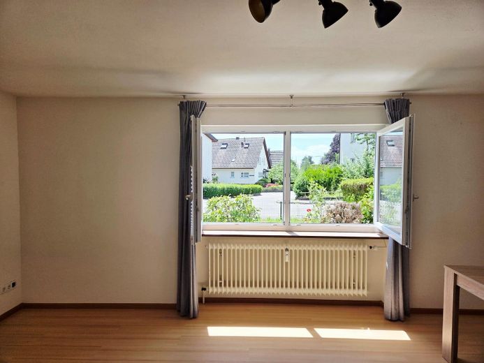Super Lage: Attraktive 2 Zi, Kü, Bad, Keller, Trockenraum, Stellplatz, Garten zur Mitbenutzung – Wohnzimmer Aussicht