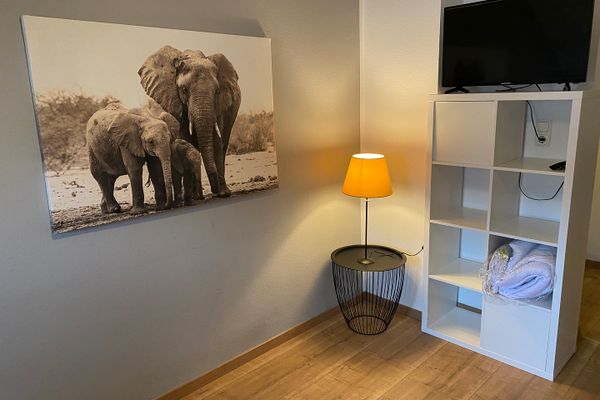 Studenten, Pendler aufgepasst! 2 Zi Möbliertes Apt. 60qm zu vermieten.