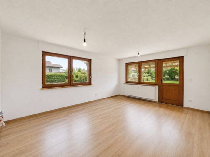 Attraktive Erdgeschosswohnung in Zweifamilienhaus mit Gartenanteil – Foto 1