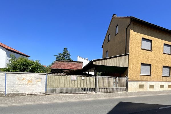 Casa indipendente in posizione centrale con ampio cortile a Mühlheim, senza agenzia immobiliare