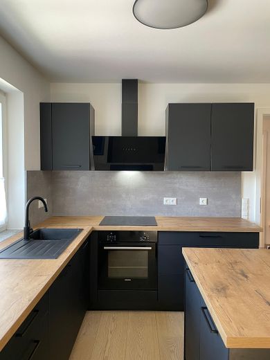 Design trifft Nachhaltigkeit: Exklusive 3-Zimmer-Neubauwohnung mit Kochinsel & PV-Anlage – Zdjęcie 4