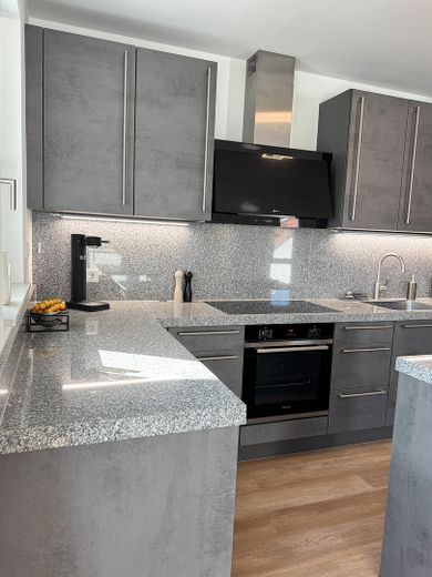 Exklusive 3-Zimmer-Wohnung in Fürth-Burgfarrnbach – hochwertige Küche, Balkon, Aufzug & TG – Küche 7