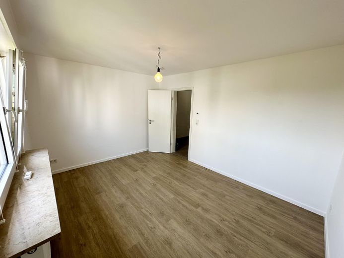 Hochwertig sanierte 4-Zimmer-Maisonette | 110 m² | 2 Bäder | Balkon | ruhige Lage an den Mainwiesen – Zimmer 2 OG