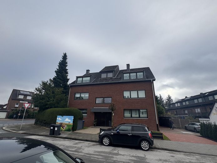 Erstbezug nach Sanierung: 2-Zimmer-Wohnung mit großem Balkon & Gartenblick in Duisburg-Rahm! – Gebäude Außenansicht