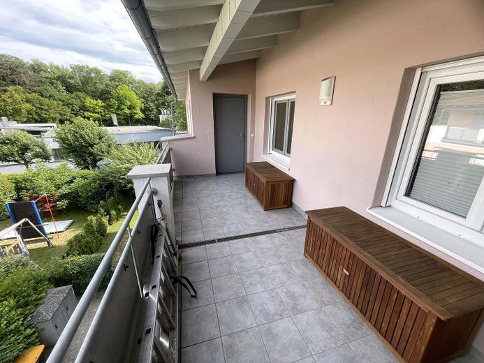 Appartement 3 pièces avec terrasse sur le toit à Ingolstadt-Nordwest, place de parking en garage souterrain incluse - sans commission – Laubengang