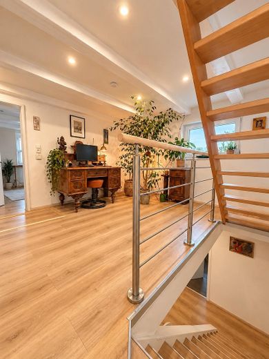 Fully renovated family home with a stunning conservatory, photovoltaic system, heat pump & large outbuilding – Diele 1E