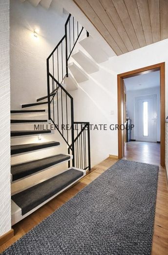 Modernisiertes Reihenmittelhaus in Ingolstadt - Familienwohnen mit Garten, großer Terrasse, Garage &amp; ausgebautem Dachgeschoss! – Flur