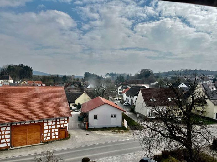 Wo Geschichte auf Gemütlichkeit trifft: Ihr neues Zuhause unterm Dach – Blick in die Weite