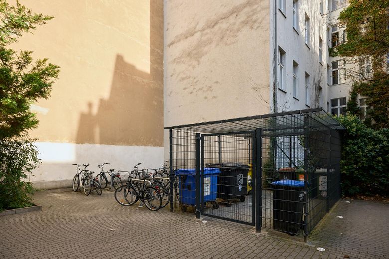 Berlin Mitte: Balkonlu, Moabit’in merkezi konumunda, yenilenmiş köşe binada ilk kullanım, komisyonsuz 2 odalı daire – Fahrradplatz_Müllplatz