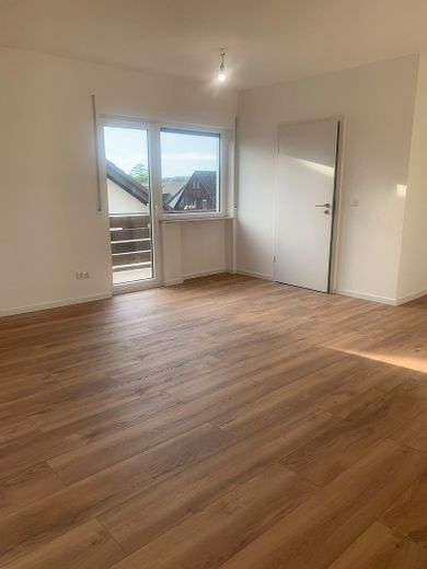 Balkonlu ve yeni ankastre mutfaklı, yeni yenilenmiş 4 odalı çatı katı dairesi – Wohnbereich mit Balkonzugang