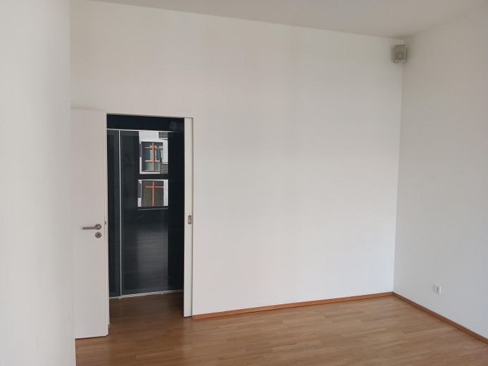 Exklusive 4-Zimmer-Loftwohnung | ca. 165 m² | TG-Stellplatz | Süd-Balkon | Frankfurt-Innenstadt – Schlafen, Blick auf Ankleide