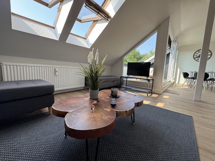 Modernes 2-Zimmer-Dachgeschoss-Apartment mit Dachterrasse & Stil – Wohnbereich