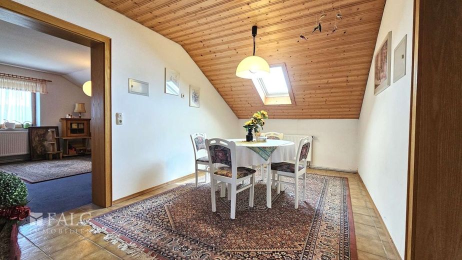 Attraktives Einfamilienhaus mit Doppelgarage, PV-Anlage und ausgebautem Keller – Esszimmer