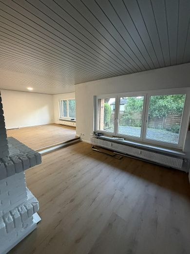 Kernsanierte 4–5-Zimmer-Wohnung | Einbauküche | Kamin | Garage | Terrasse – Küche / Kamin / Wohnzimmer