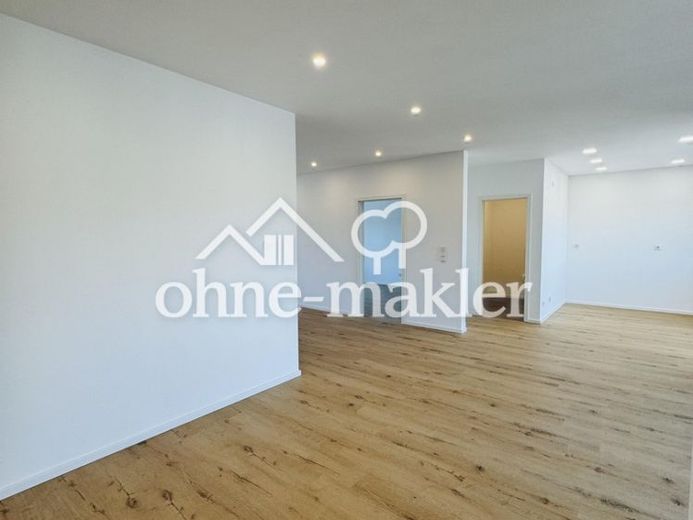 Neuwertige 6-Zimmer-Wohnung mit Einbauküche, Hauswirtschaftsraum und 2 Balkonen – Foto 1