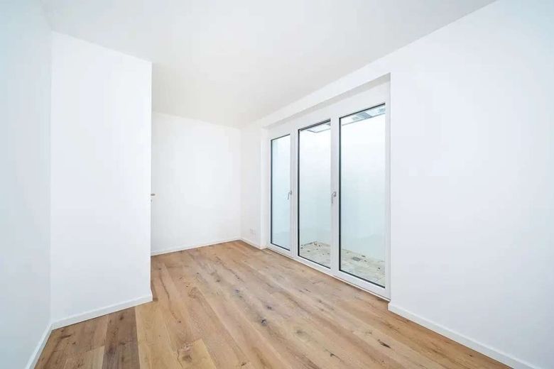 Moderne Garten- Maisonette mit außergewöhnlichen Lichthöfen – Büro oder begeh. Kleiderschrank