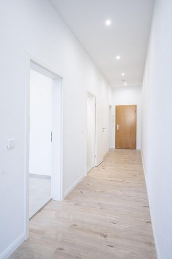 Provisionsfrei: Renoviert & bezugsfrei – 2,5-Zimmer-Wohnung zum Einziehen oder Vermieten! – Flur - 3