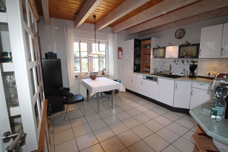 Exquisites Einfamilienhaus mit idyllischer  Gartenanlage + Teich, Saunahaus, Carport &amp; neue Heizung – Einbauküche