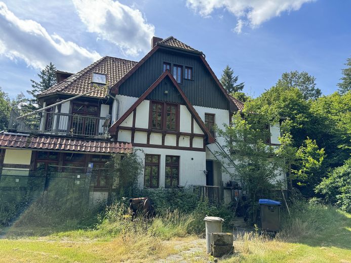 altes Forsthaus, Nebengebäude, 7600qm Grundstück, teilbar in 4 Baugrundstücke einzeln erwerbar – Ansicht Straßenseite