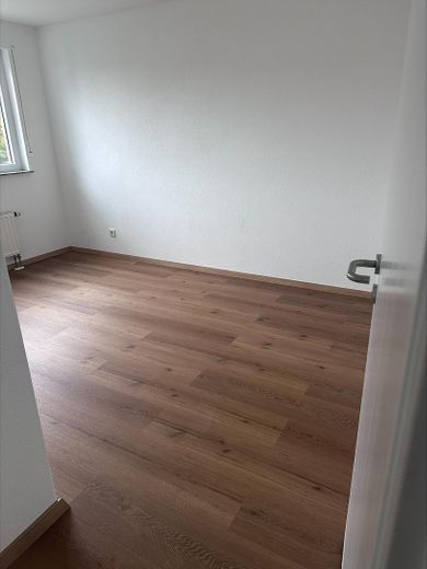 Kompletnie wyremontowane mieszkanie 3,5-pokojowe z windą i garażem – Kinderzimmer