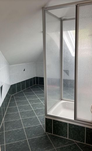 Helle Maisonette mit moderner Küche, 2 Bädern und 3 Zimmern – Bad Dachgeschoss