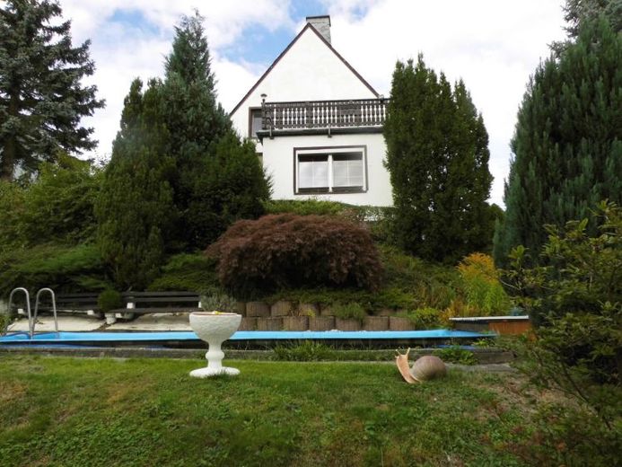 Freistehendes Einfamilienhaus mit Garagen, Pool und großem Wohnmobilcarport in exponierter Höhenlage von Greiz zu verkaufen! – Foto 1