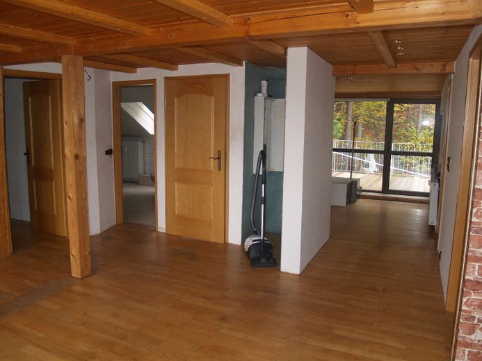 3 Zimmer mit Einbauküche am Waldrand – Wohnzimmereingang