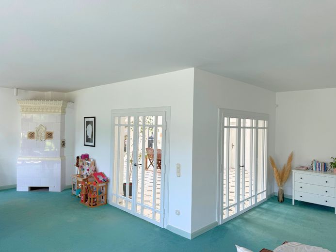 Villa esclusiva progettata da un architetto con vista libera sui prati dell’Ilmenau – Wohnzimmer und Kachelofen
