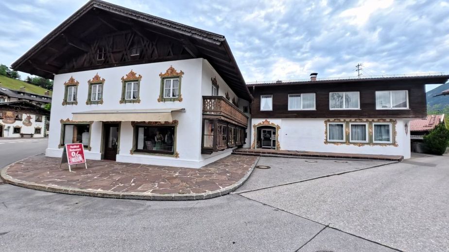 Attraktive Gewerbefläche mit Schaufenstern, Lager und Stellplatz direkt am Dorfplatz – Außenansicht