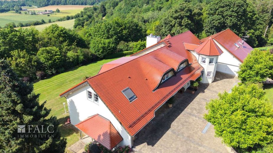 Repräsentatives Anwesen mit Wellnessbereich und eigenem Waldbestand - FALC Immobilien – Herrschaftlich