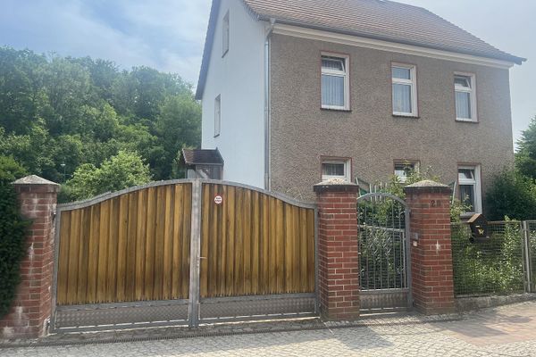2 Familienhaus mit Scheune, Garagen und großem Garten