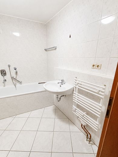 Dresden / Kesselsdorf – prov.frei: 2 Zi. Whg., sep. Küche, Bad (WA+DU), Balkon und TG – Badezimmer