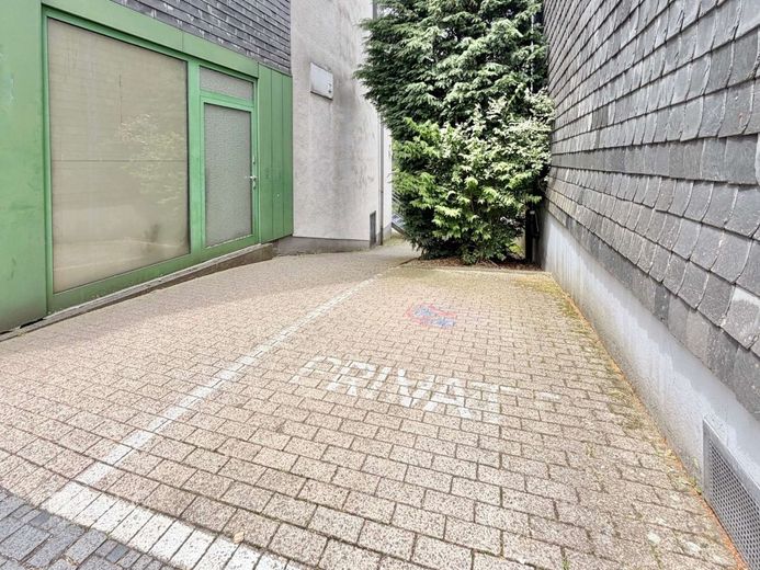 Vielseitig nutzbare Gewerbefläche in Wermelskirchen! Ideal als Praxis oder Büro! – Stellplatz