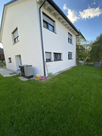 Hochwertig modernisiertes Einfamilienhaus in begehrter, stadtnaher Lage (provisionsfrei, Erstbezug) – Garten