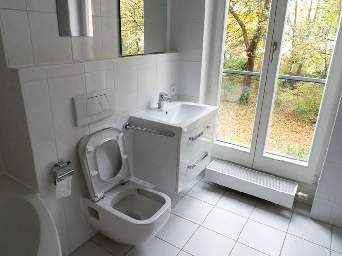Stilvoll wohnen in Moosach/Nymphenburg: Helle 2-Zimmer-Wohnung mit Balkon in idyllischer Wohnanlage – Bad
