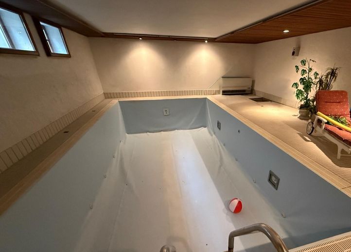 Viel Raum zum Leben: Riesige Landhausvilla in Neuhof/Fulda! – Swimmingpool