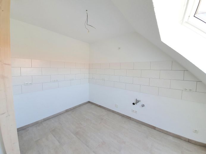 Nicht alltägliche 2,5 Raum Komfortwhg. großer Sonnenbalkon, Bad: Wanne + Dusche, Echtholzparkett – Küche mit Stellwand leer