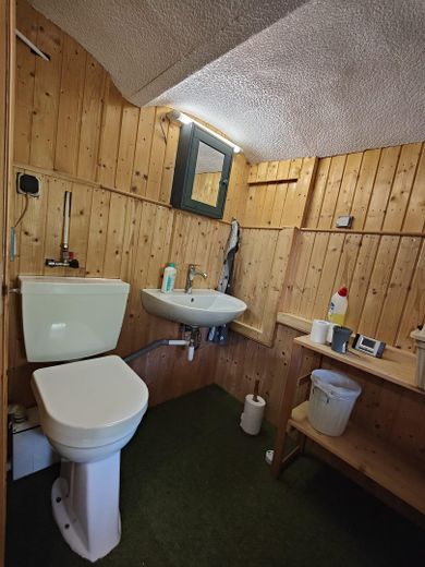 Landhuis met bijgebouwen op een perceel van meer dan 6.000 m² in een droomachtige, afgelegen ligging  - provisievrij – Keller Gäste WC