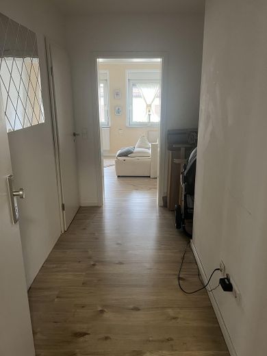 Schöne 2-Zimmer-Wohnung in Stuttgart mit Einbauküche, Balkon und Keller – Wohnungseingang/Flur