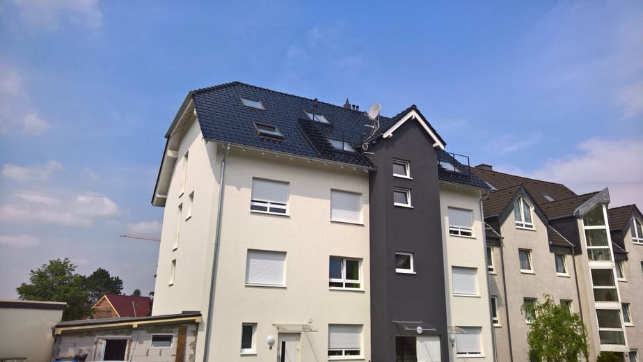 Appartamento di 3 locali senza commissioni a SG-Wald con balcone! – Hausfront